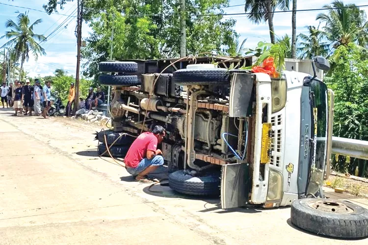 dump-truck-dibawa-kabur-odgj-melintasi-50-kilometer-di-banyuwangi,-berakhir-terguling-di-jalur-pulau-merah