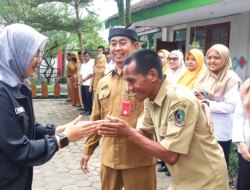 Kisah Inspiratif Penjaga Sekolah Lari 52 Km, Bupati Ipuk Temui Abdurrahman di SDN 3 Sepanjang