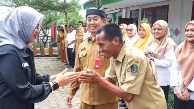 kisah-inspiratif-penjaga-sekolah-lari-52-km,-bupati-ipuk-temui-abdurrahman-di-sdn-3-sepanjang