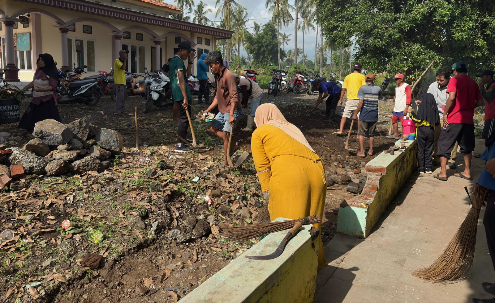 demi-anak-tetap-sekolah,-wali-murid-gotong-royong-buka-akses-sdn-5-alasbuluh