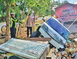 Sopir Mengantuk, Minibus Travel Terperosok ke Parit di Glenmore Banyuwangi