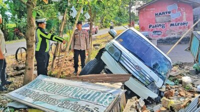 sopir-mengantuk,-minibus-travel-terperosok-ke-parit-di-glenmore-banyuwangi