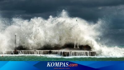 bmkg-ingatkan-potensi-gelombang-tinggi-di-perairan-banyuwangi,-capai-4-meter