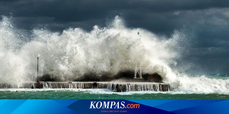bmkg-ingatkan-potensi-gelombang-tinggi-di-perairan-banyuwangi,-capai-4-meter
