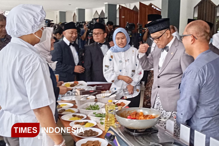 menhaj-pastikan-cita-rasa-makanan-dan-bumbu-khas-indonesia-bagi-jemaah-haji-–-times-banyuwangi