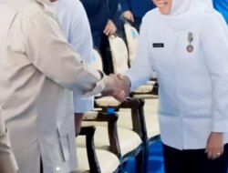 Gubernur Khofifah Terima Tanda Kehormatan Satyalancana Wira Karya Swasembada Pangan 2025 dari Presiden Prabowo