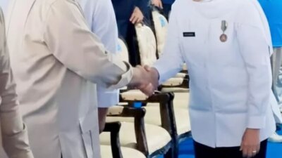 gubernur-khofifah-terima-tanda-kehormatan-satyalancana-wira-karya-swasembada-pangan-2025-dari-presiden-prabowo