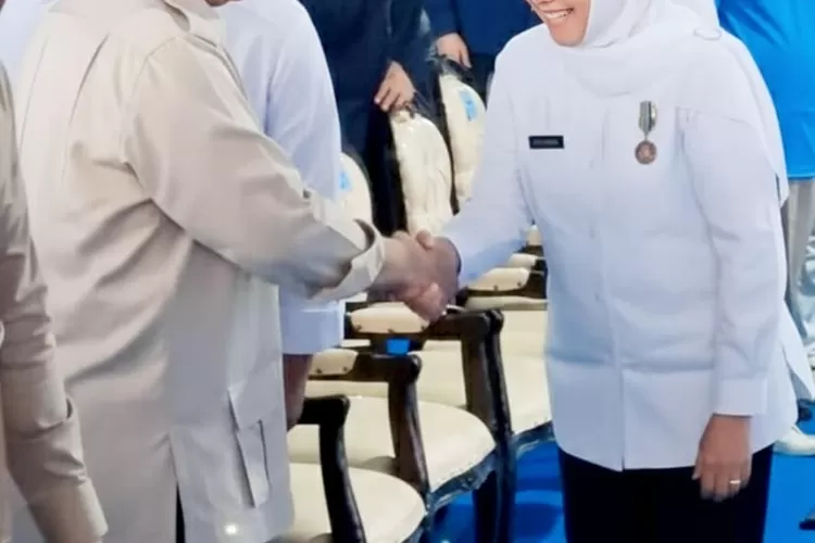 gubernur-khofifah-terima-tanda-kehormatan-satyalancana-wira-karya-swasembada-pangan-2025-dari-presiden-prabowo