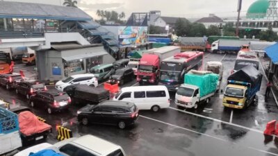 cuaca-buruk,-pelabuhan-ketapang-dua-kali-tutup-dalam-sehari,-bmkg-keluarkan-peringatan-gelombang-tinggi