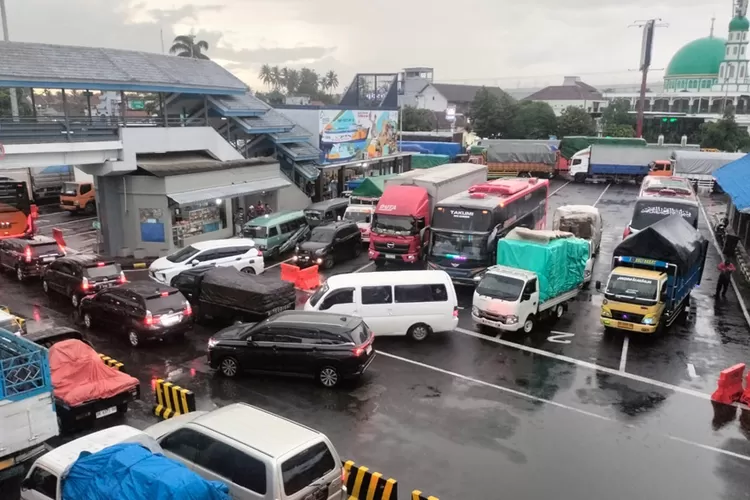 cuaca-buruk,-pelabuhan-ketapang-dua-kali-tutup-dalam-sehari,-bmkg-keluarkan-peringatan-gelombang-tinggi