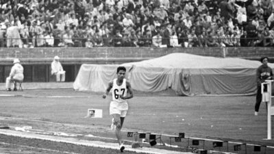 olimpiade-tokyo-1964:-kisah-pelari-yang-kalah,-tapi-menang-di-hati-penonton-–-times-banyuwangi