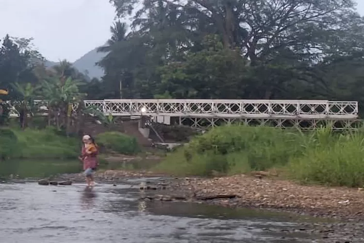 jembatan-darurat-sungailembu-rampung,-truk-logistik-kembali-bisa-melintas-pesanggaran-banyuwangi