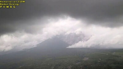 gunung-semeru-erupsi-disertai-awan-panas-guguran,-luncur-hingga-4-kilometer-dari-puncak-mahameru-–-times-banyuwangi