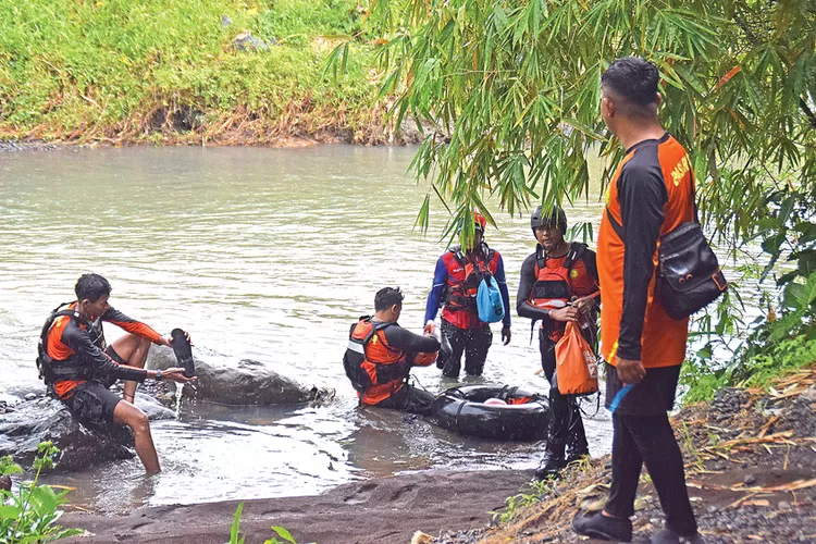 pemotong-rumput-diduga-hanyut-di-sungai-kemepag-banyuwangi,-mesin-ditemukan-tersangkut-ranting