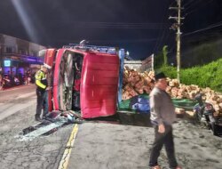 Truk Bermuatan Minyak Goreng Tujuan Lombok Terguling di Ketapang Banyuwangi, Diduga Kelebihan Muatan