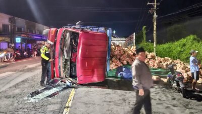 truk-bermuatan-minyak-goreng-tujuan-lombok-terguling-di-ketapang-banyuwangi,-diduga-kelebihan-muatan