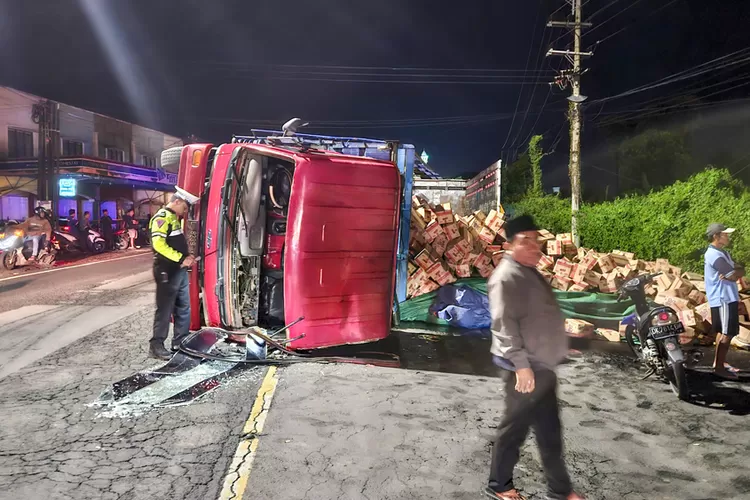 truk-bermuatan-minyak-goreng-tujuan-lombok-terguling-di-ketapang-banyuwangi,-diduga-kelebihan-muatan
