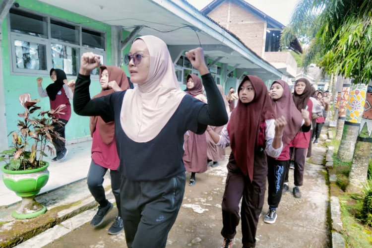 senam-anak-indonesia-hebat,-cara-smpn-4-bandar-pacitan-bentuk-siswa-sehat-berkarakter-–-times-banyuwangi