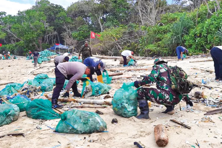 hampir-10-ton-sampah-dibersihkan-dari-pantai-pancur-dan-triangulasi-alas-purwo-banyuwangi