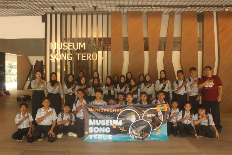 ratusan-siswa-smpn-2-pacitan-belajar-prasejarah-langsung-di-museum-song-terus-–-times-banyuwangi