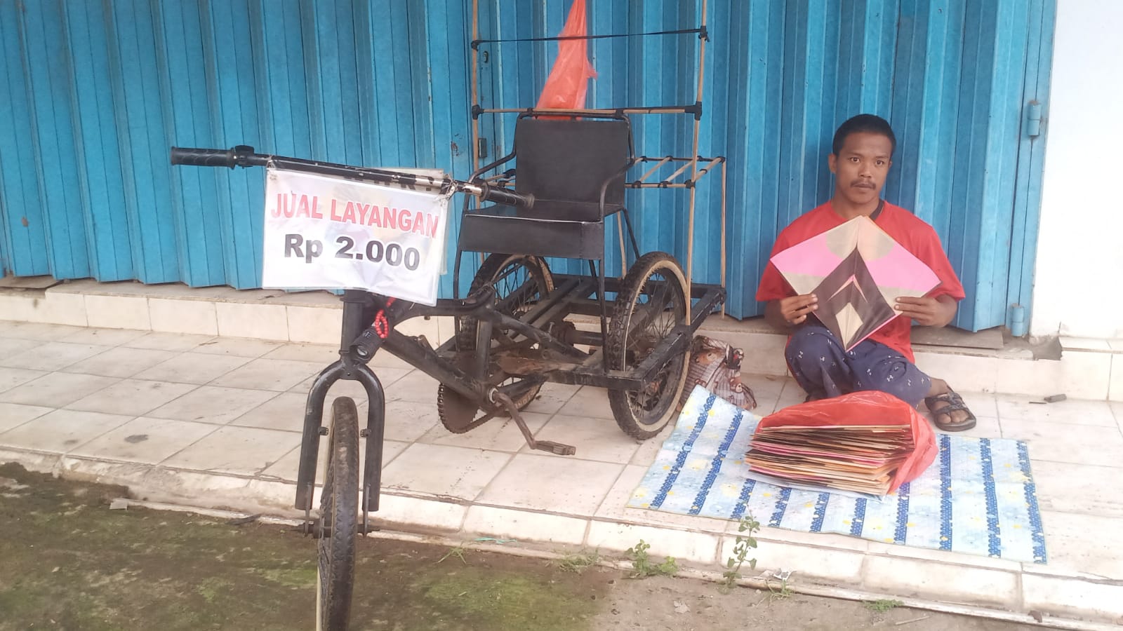tanpa-mengemis,-di-atas-sepeda-roda-tiga,-hariyadi-menjemput-rezeki-dengan-martabat