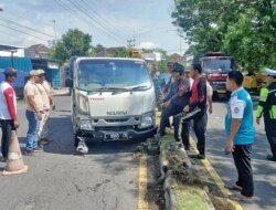 Pikap Nangkring di Pembatas Jalan Depan Grha Pena Banyuwangi, Sopir Selamat
