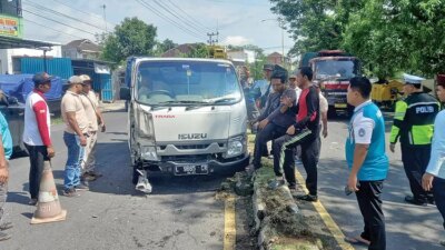 pikap-nangkring-di-pembatas-jalan-depan-grha-pena-banyuwangi,-sopir-selamat