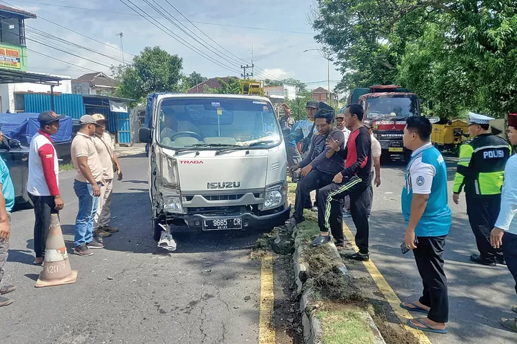 pikap-nangkring-di-pembatas-jalan-depan-grha-pena-banyuwangi,-sopir-selamat