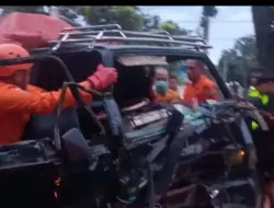 Kantor SAR Banyuwangi Evakuasi Korban Kecelakaan Terjepit Kendaraan