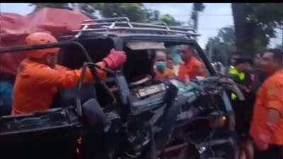 kantor-sar-banyuwangi-evakuasi-korban-kecelakaan-terjepit-kendaraan