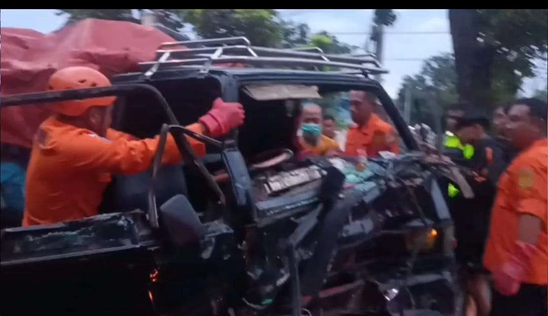 kantor-sar-banyuwangi-evakuasi-korban-kecelakaan-terjepit-kendaraan