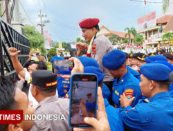 Potret Hangat Kombes Pol Rama Dipanggul Pasukan saat Pelepasan di Mapolresta Banyuwangi – TIMES Banyuwangi