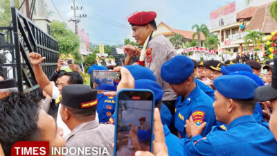 potret-hangat-kombes-pol-rama-dipanggul-pasukan-saat-pelepasan-di-mapolresta-banyuwangi-–-times-banyuwangi