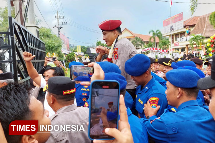 potret-hangat-kombes-pol-rama-dipanggul-pasukan-saat-pelepasan-di-mapolresta-banyuwangi-–-times-banyuwangi