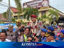 Di Bawah Guyuran Hujan, Pelepasan Mantan Kapolresta Banyuwangi Diiringi Shalawat dan Air Mata