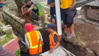 selokan-depan-gapura-kaliboyo-dinormalisasi,-akses-jalan-purwoharjo–cluring-berlaku-buka-tutup