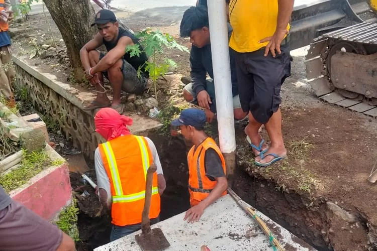 selokan-depan-gapura-kaliboyo-dinormalisasi,-akses-jalan-purwoharjo–cluring-berlaku-buka-tutup