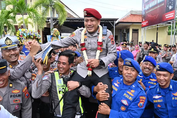 malam-pisah-sambut-kapolresta-banyuwangi-haru,-rama-samtama-putra-menangis-kenang-tugas-dan-kebersamaan
