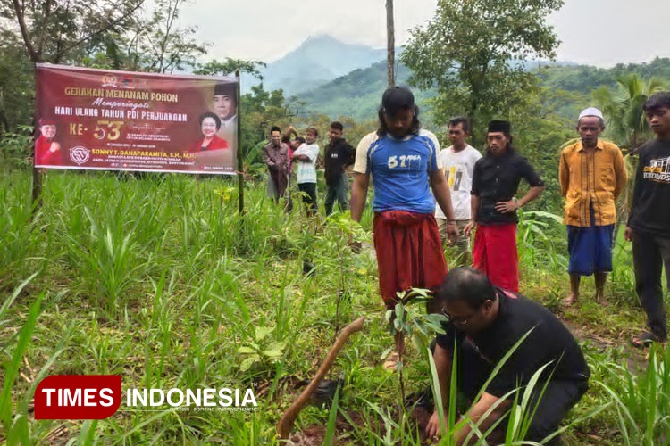 peringati-hut-pdi-perjuangan,-rumah-aspirasi-std-gelar-tanam-pohon-di-bondowoso-–-times-banyuwangi