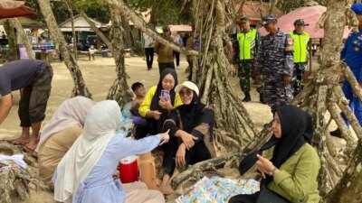 ombak-tinggi-dan-angin-kencang,-tni-polri-perketat-patroli-di-pesisir-pesanggaran-banyuwangi