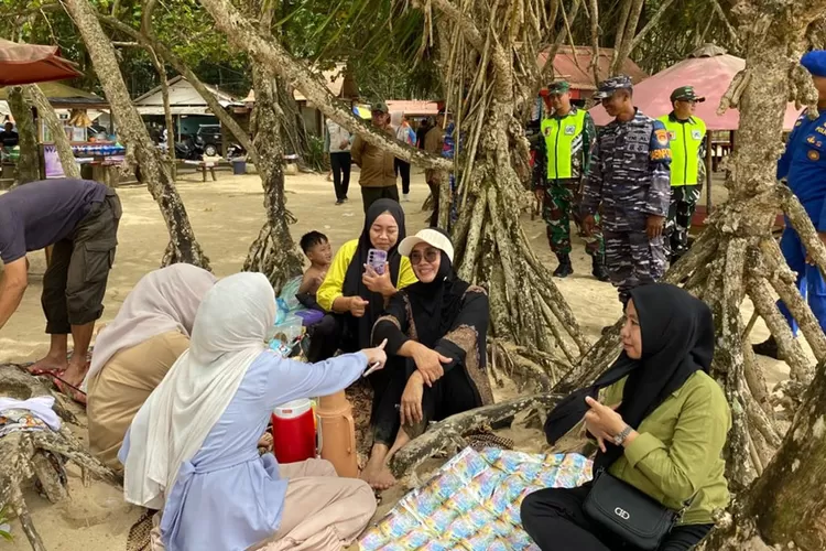 ombak-tinggi-dan-angin-kencang,-tni-polri-perketat-patroli-di-pesisir-pesanggaran-banyuwangi