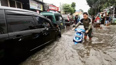 banjir-rendam-enam-rt-dan-empat-ruas-jalan-di-jakarta,-transjakarta-pangkas-sejumlah-rute