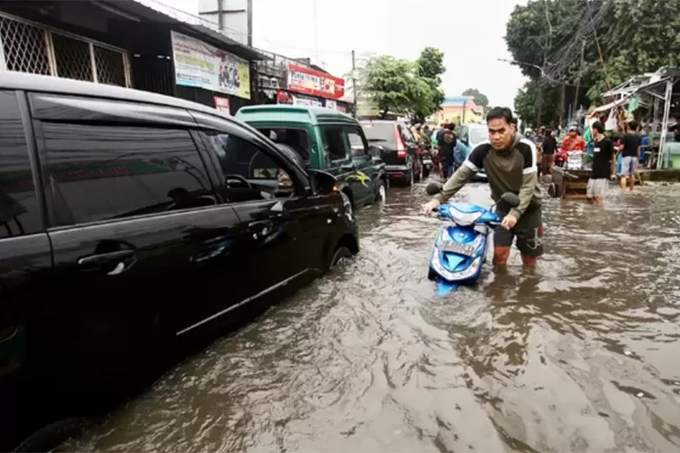 banjir-rendam-enam-rt-dan-empat-ruas-jalan-di-jakarta,-transjakarta-pangkas-sejumlah-rute