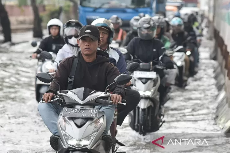 jakarta-dikepung-banjir-pagi-ini,-transportasi-dan-jalan-raya-terdampak