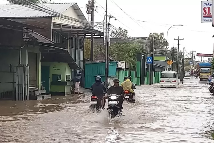 kudus-dikepung-banjir-dan-longsor,-sar-cari-balita-yang-hanyut