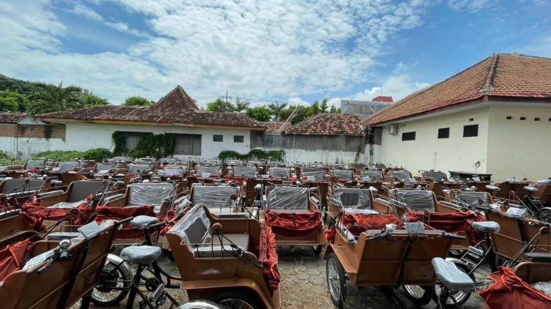 ratusan-becak-listrik-bantuan-presiden-tiba-di-banyuwangi