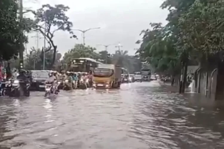 banjir-lumpuhkan-akses-jalan-dan-tol-di-jakarta,-warga-diimbau-cari-rute-alternatif