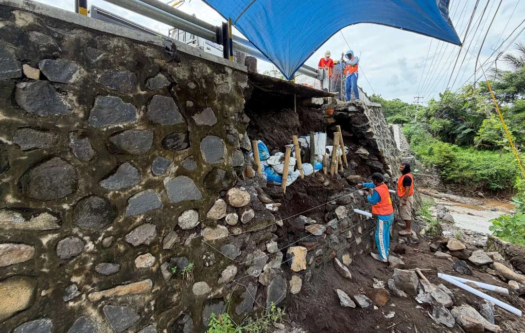 dinding-penahan-tanah-yang-ambrol-mulai-diperbaiki,-target-selesai-dalam-7-hari