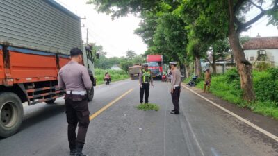 tabrakan-maut-di-alasbuluh,-ibu-dan-dua-anak-terlibat:-satu-bocah-tewas-di-tkp