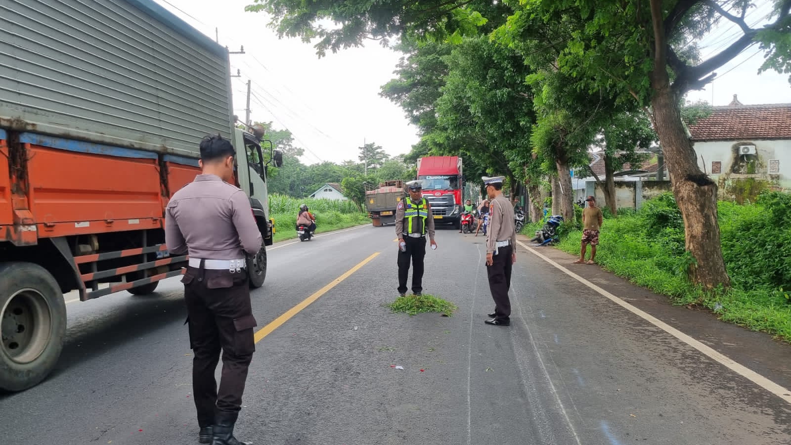 tabrakan-maut-di-alasbuluh,-ibu-dan-dua-anak-terlibat:-satu-bocah-tewas-di-tkp